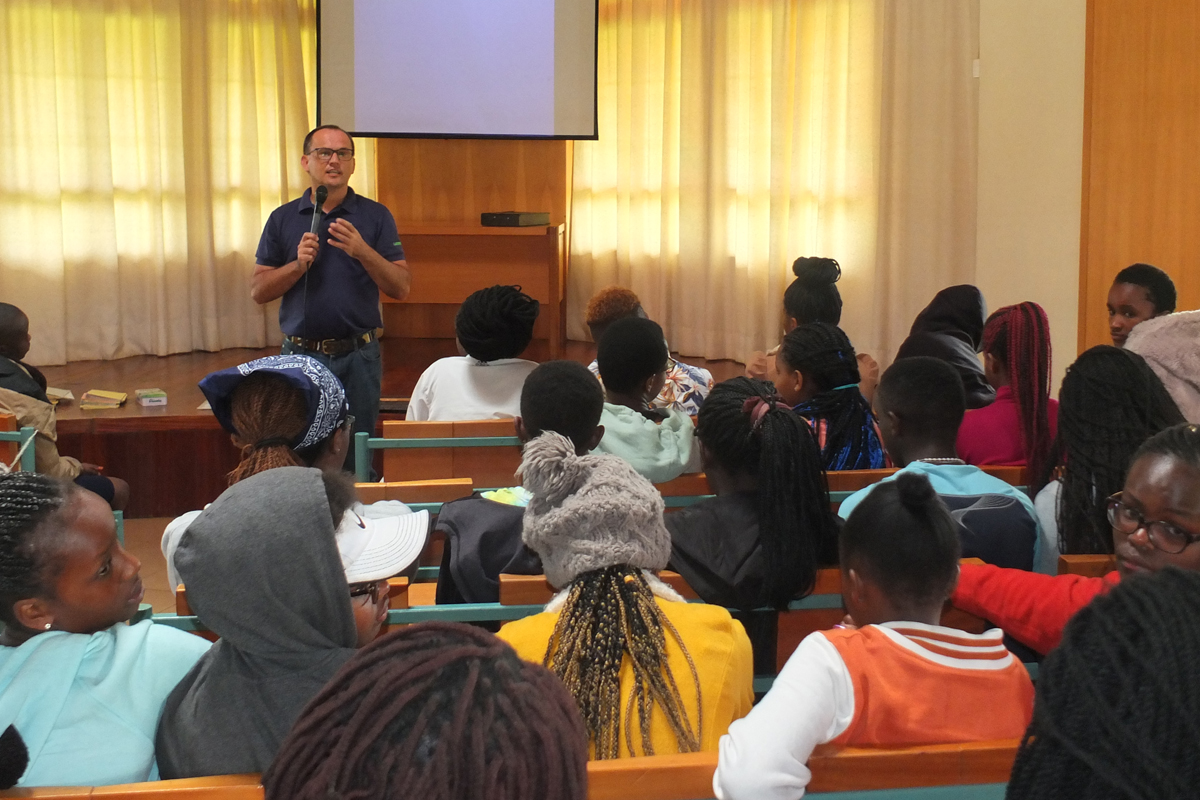 Ernst Ulz (stehend) bei einem Treffen von Hombre Mundo