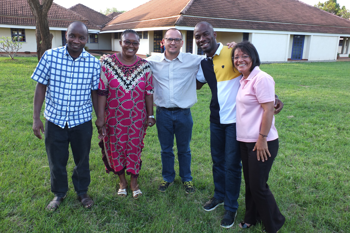 "Hombre Mundo“-Planungsworkshop in 2019: (v.l.n.r.) Jean-Marie Nsananikiye, Fidelia Mupungu Kilanda, Ernst Ulz, Eric Essi, Vanusia dos Santos. 