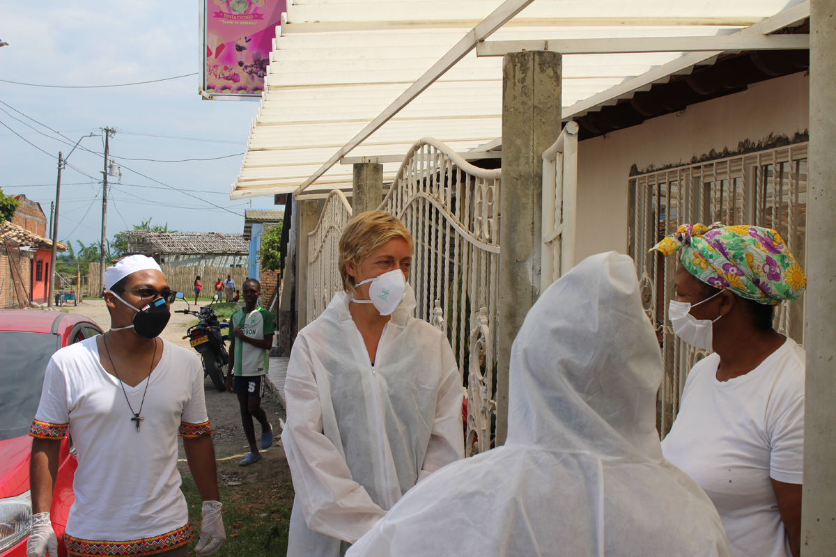 AGIAMONDO-Fachkraft Anna-Lena Diesselmann (Mitte) bei einem Besuch in einem Dorf.