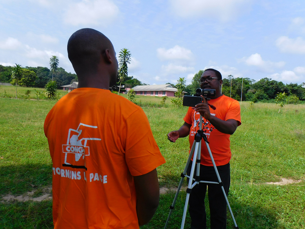 Christophe Adjassoho führt ein Videointerview durch.