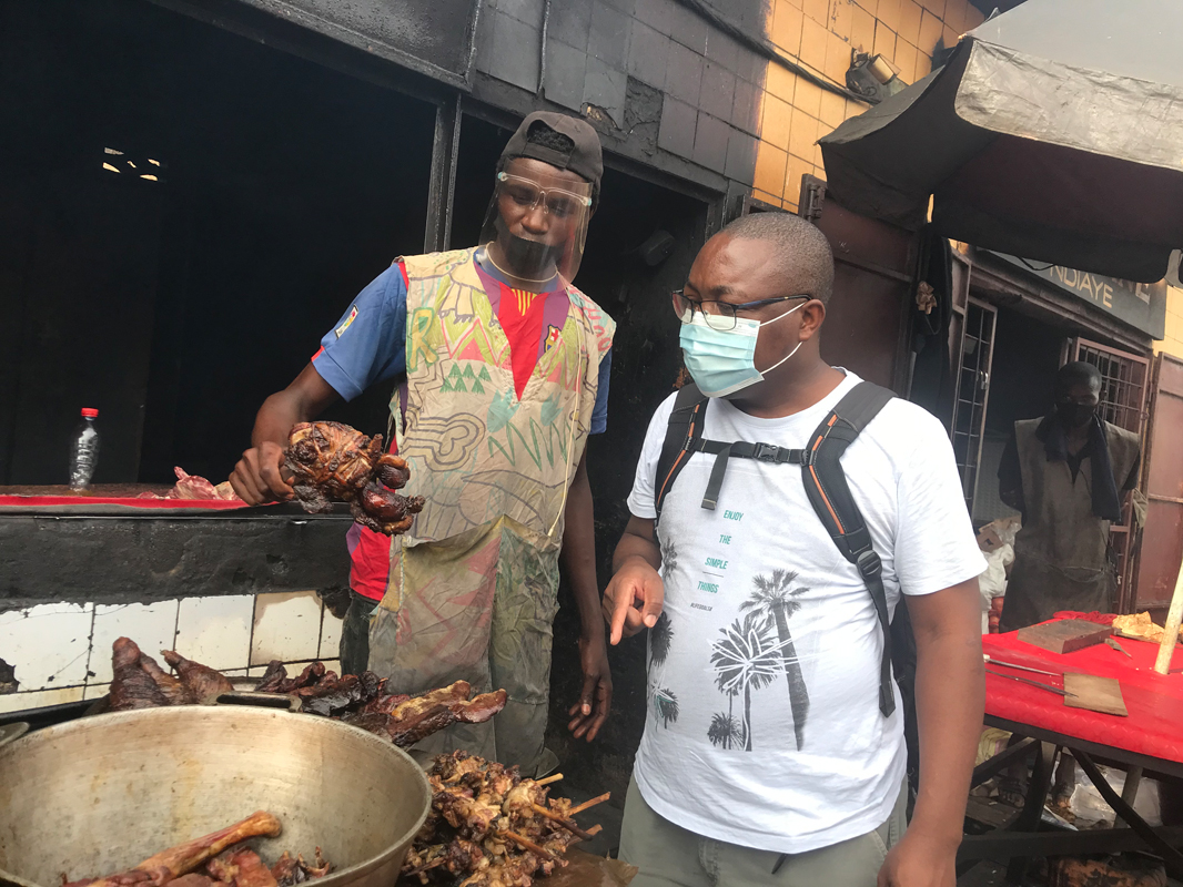 Essen am Grillstand eines Bekannten auf dem Markt.