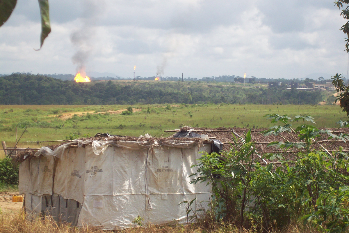 In Pointe Noire, dem wirtschaftlichen Zentrum des Landes, liegen Armut und Reichtum durch Ressourcenausbeutung nahe beieinander.