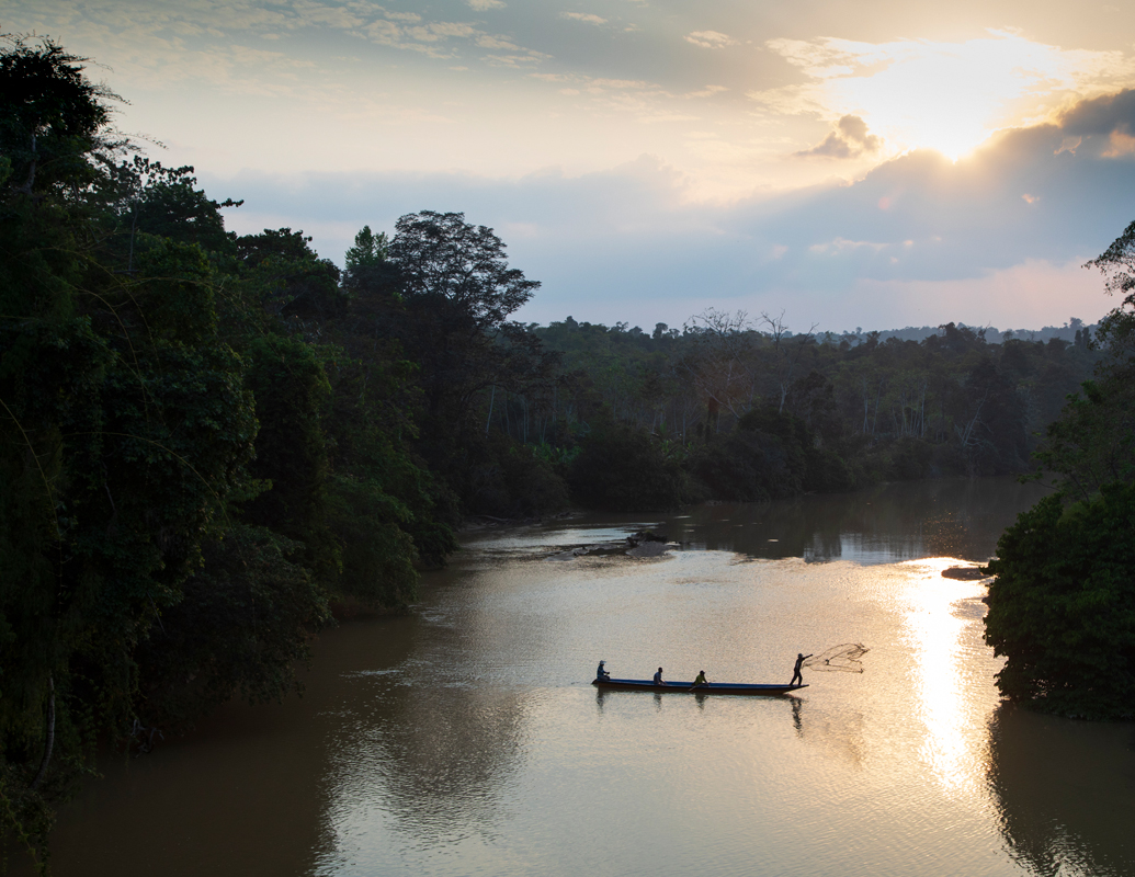 Fischer auf einem Fluss im Magdalena-Medio. Der massive Rohstoffabbau wirkt sich auf Wasser und Böden aus.