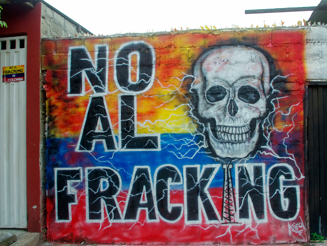Graffiti/ Mural zu "Hydraulic Fracturing", dessen Auswirkungen für Mensch und Natur umstritten sind. Podion informiert in Radionsendungen mit Experten und Betroffenen dazu.