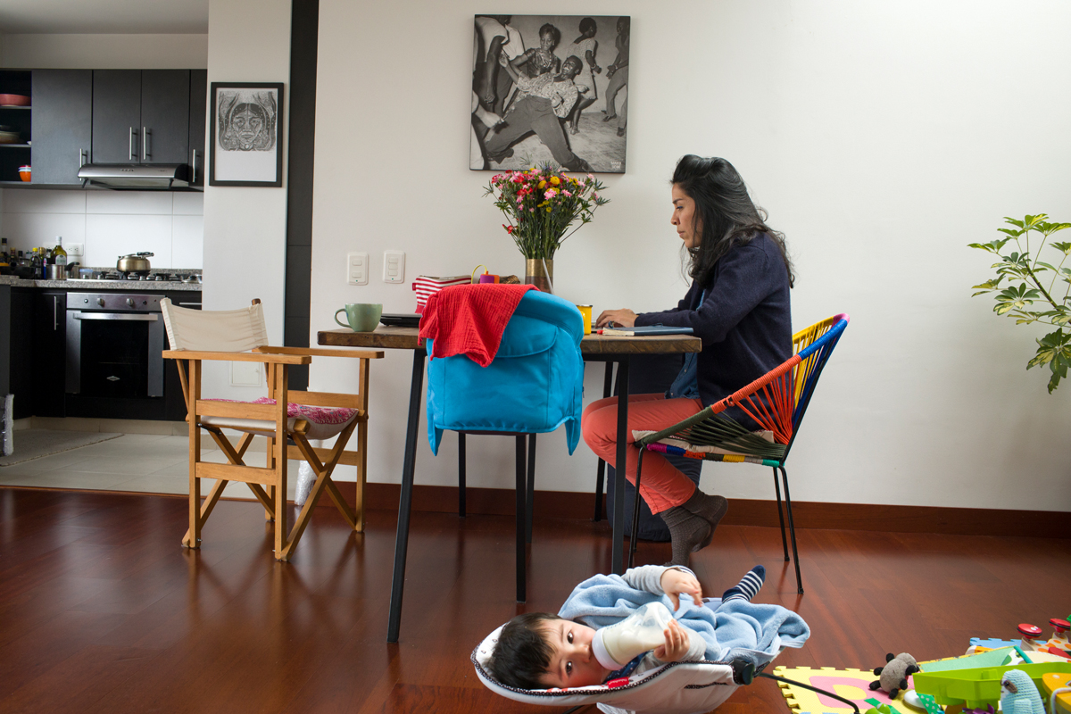 ZFD-Fachkraft Claudia Hurtado Rivas trifft sich per Video-Konferenz mit den Kolleg*innen des Umweltprojekts von PODION, um trotz Kontaktsperre Umweltthemen voranzubringen.