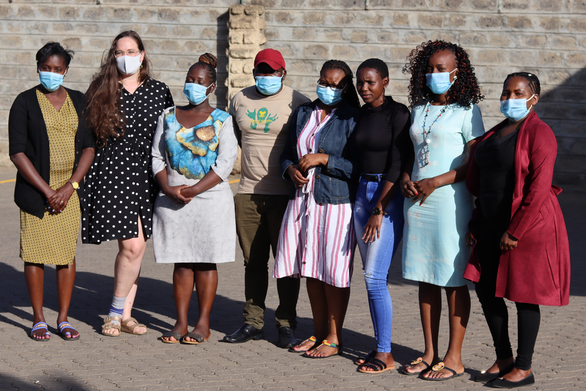Irene Wambui, Anne Fleischmann, Kate Odour, Kamadi Amata, Jane Mwangi, Violet Nyabonyi, Hellen Kirigo, Deborah Mwania beim Sicherheitstraining für Journalist*innen (von lks.)