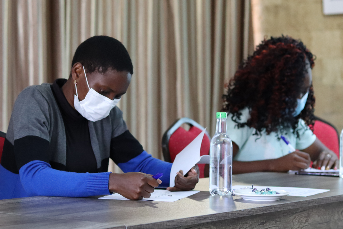 Violet Nyabonyi und Hellen Kirigo beim Sicherheitstraining für Journalist*innen mit Article19 (von lks.)