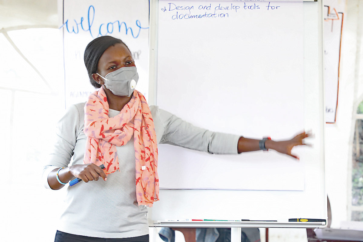 APME-Fachkraft Esther Maina moderiert einen Planungsworkshop