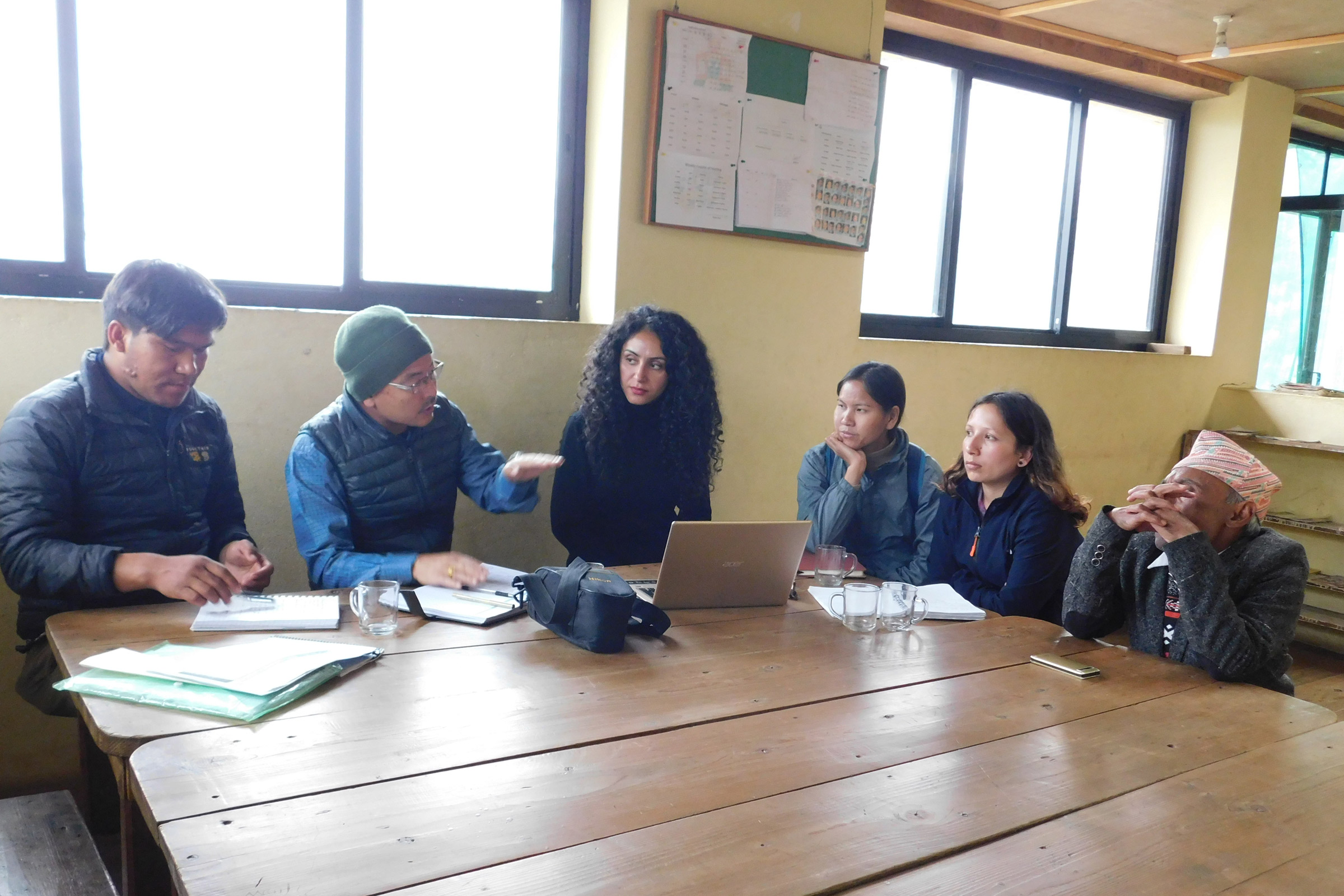 Abishek Thapa und Hakimeh Yagootkar im Gespräch mit Partnernetzwerk-Vertreter*innen