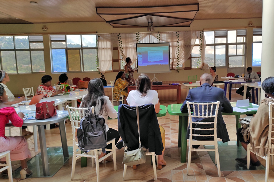Vortrag von Gisèle Mulengezi zu beruflicher und häuslicher Gewalt gegen Frauen während eines Netzwerktreffens mit Vertreter*innen von NGO's, Journalist*innen und Wissenschaftler*innen