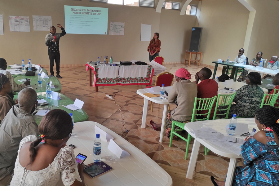 In Bukavu trainieren Projektmanager Aimé Mutayongwa und Florence Peschke psychosoziale Assistenten zur Dokumentation von Menschenrechtsverletzungen.
