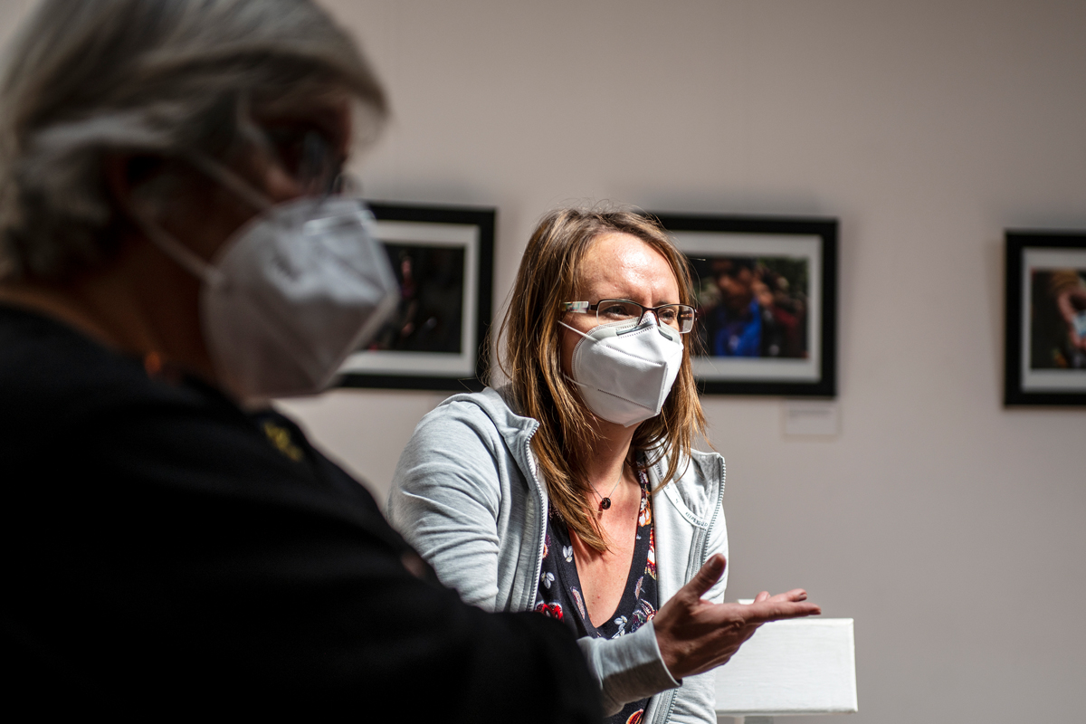 Im "realen" Museum - ZFD-Fachkraft Karolin Loch im Gespräch mit der Koordinatorin Edda Gaviola