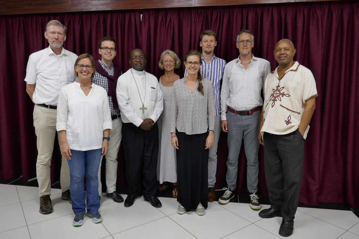 Gruppenfoto vom EDP 2018 in Kenia mit Bischof Lagho (ganz rechts) und AGIAMONDO-Geschäftsführer Martin Vehrenberg (ganz links)