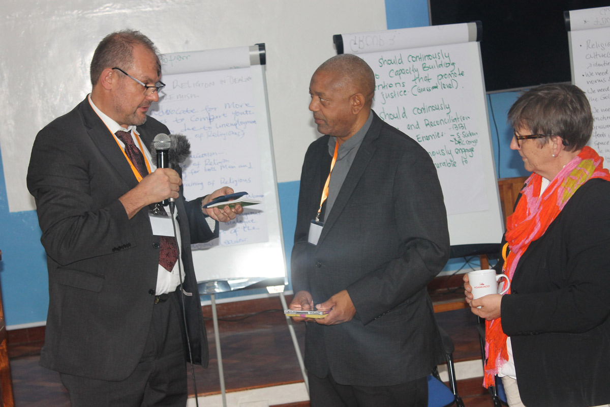 Bischof Lagho und AGIAMONDO-Geschäftsführerin Dr. Claudia Lücking-Michel im Gespräch mit Jörg Hilgers, Programmreferent beim EDP e. V.