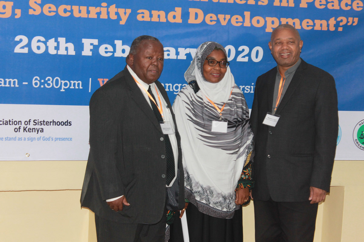 Bischof Lagho (rechts) mit einem Teilnehmer und einer Teilnehmerin des Exposure- und Dialogprogramms 2020 in Kenia