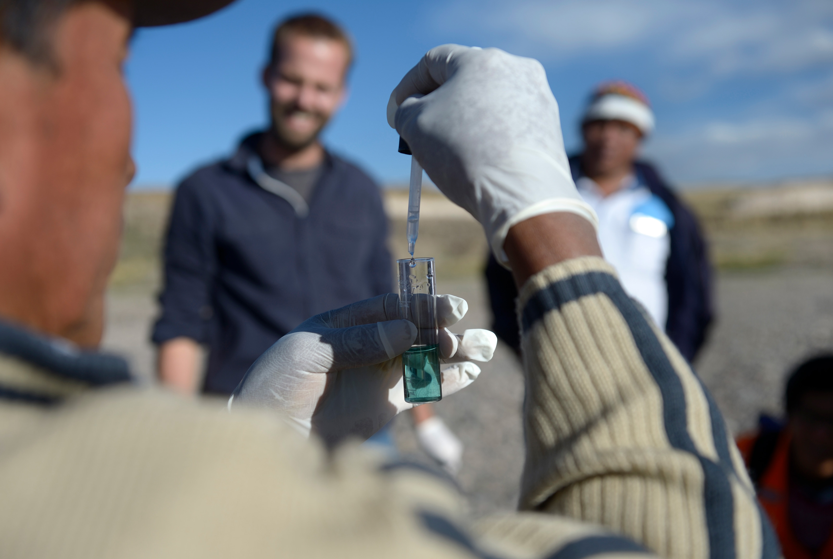 Mattes Tempelmann begleitet die Messung des pH-Wertes am Fluss Canipia unterhalb der Mine Tintaya nahe der Stadt El Espinar, Peru.