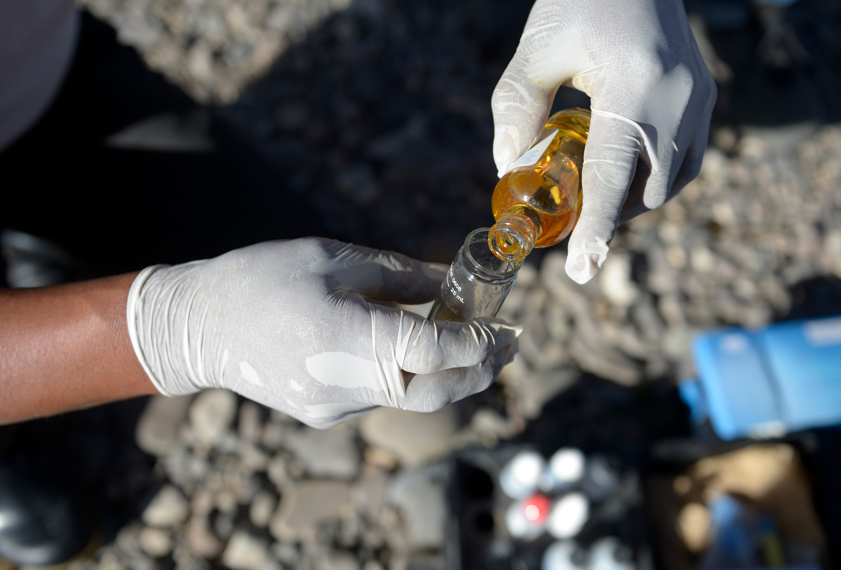 ... und auf Verschmutzung durch die Minen testen. Die Ergebnisse helfen, Umweltschäden und Handlungsbedarfe aufzuzeigen.