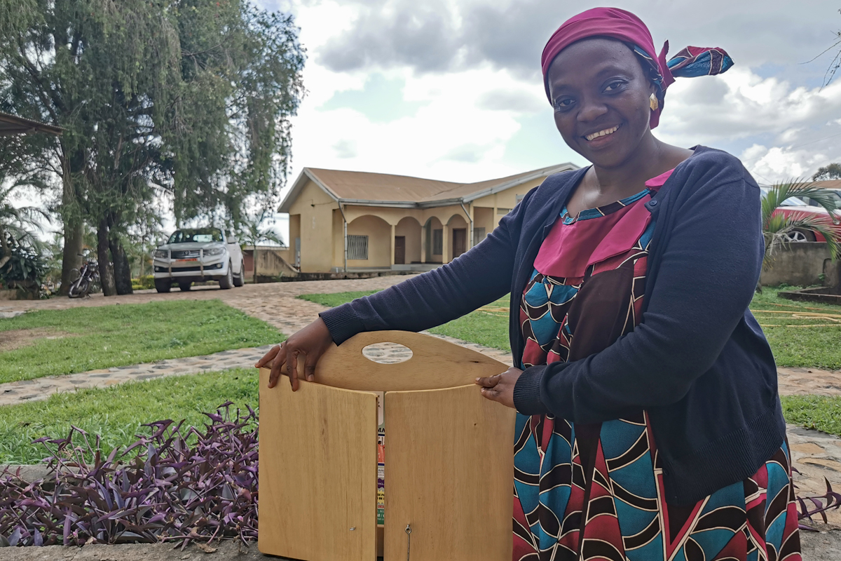 Viviane Lontsi, Kollegin von Frauke Dißelkötter, öffnet die Tür des Theaters.