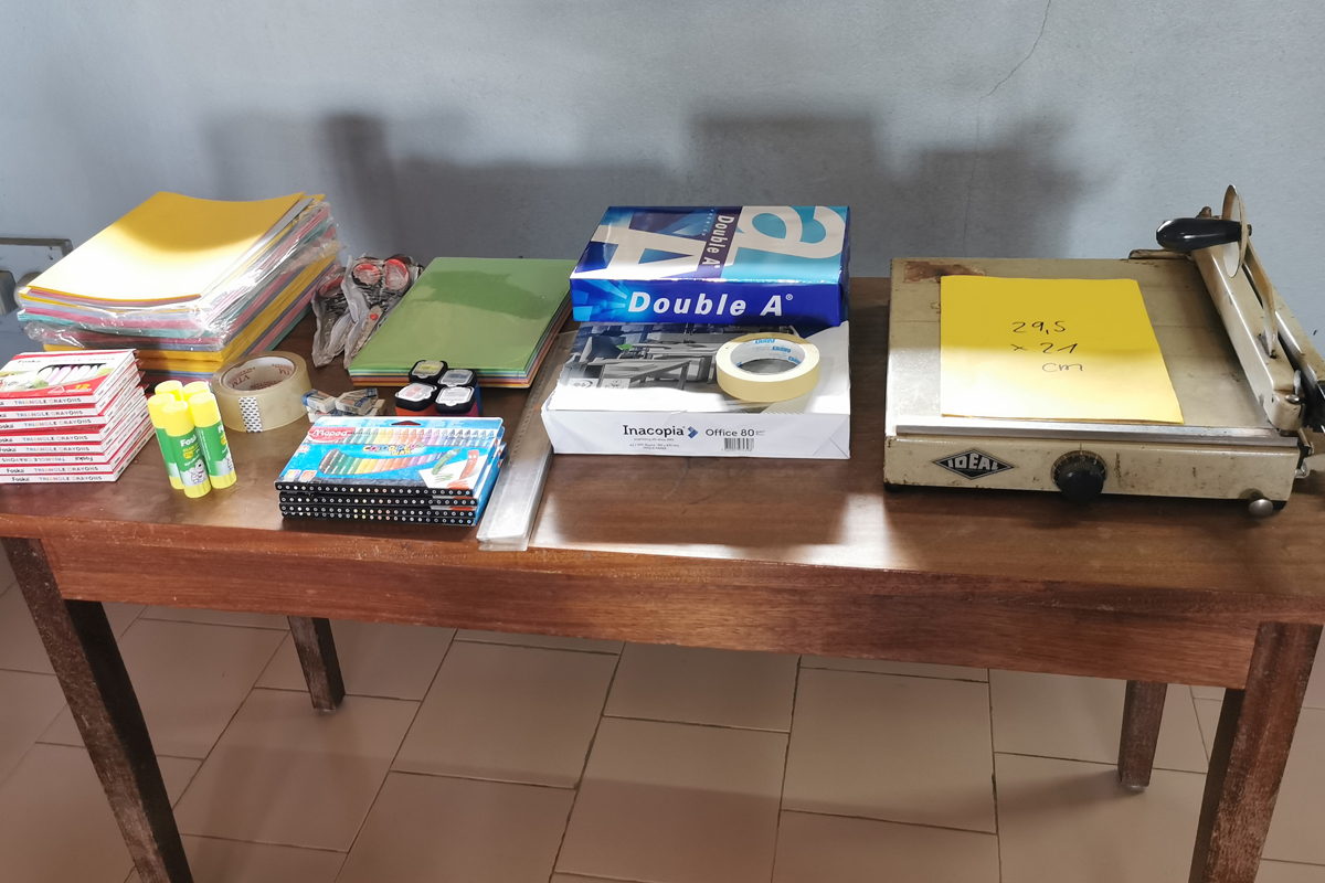 Materialtisch für die Gestaltung von Kamishibai-Bildern