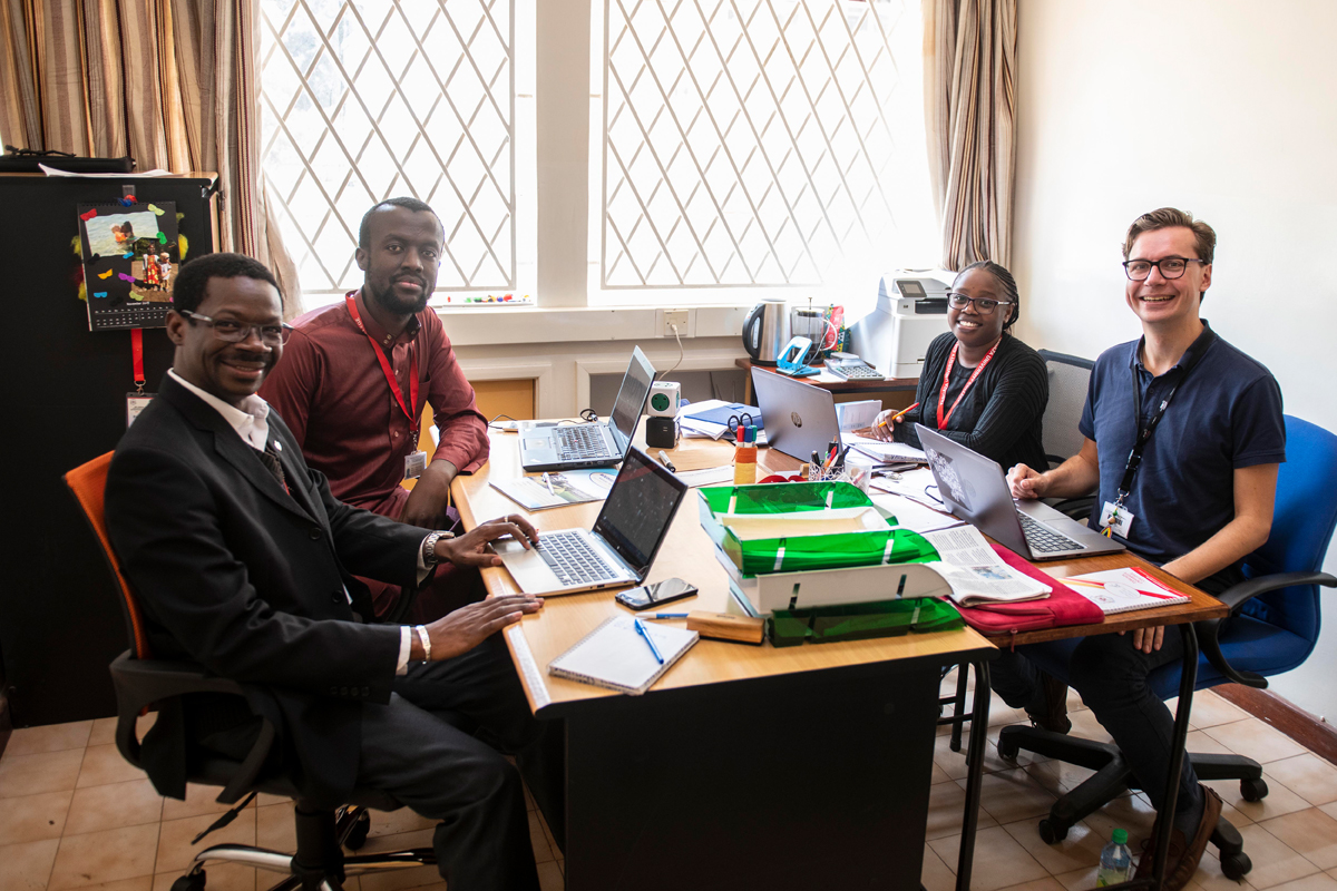 Mitglieder des IRDIS-Teams (v. lks.): Programmleiter Father Adrien Sawadogo, Administrationsassistent Abdallah Leboi, Administratorin Milkah Bosibori sowie ZFD-Fachkraft und Berater Matthias Eder