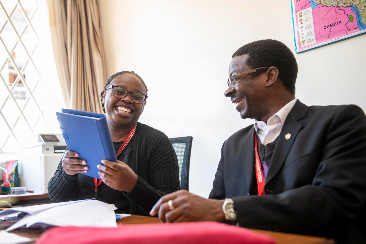 Programmleiter Father Adrien Sawadogo und Administratorin Milkah Bosibori im Gespräch.