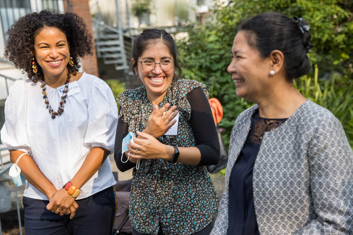 Die beiden Süd-Fachkräfte Stella Matutina und Noelia Crespa-Calatayud sowie Francia Cordero-Brinkmann, Referentin bei AGIAMONDO (von rechts)