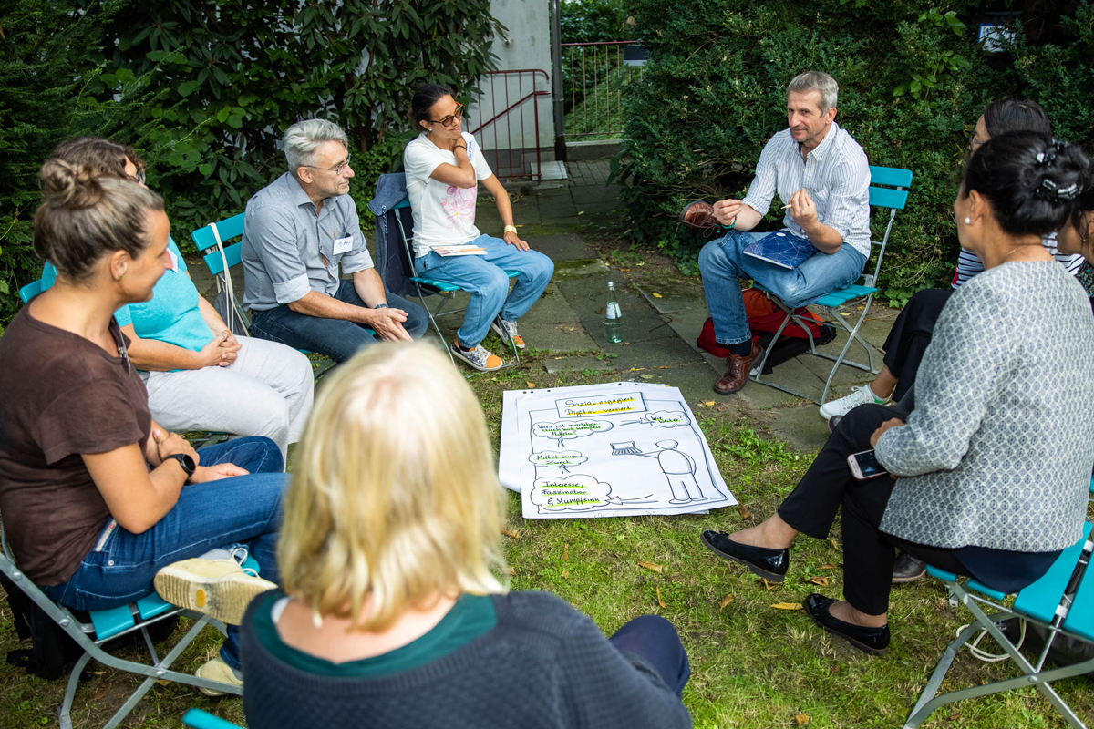 Gruppenarbeit im Garten von AGIAMONDO