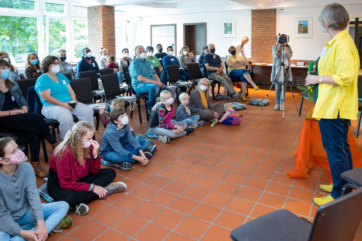Treffen im Seminarraum – Kerstin Kude, Leiterin des Team Personalentwicklung begrüßt die zurückgekehrten Fachkräfte.