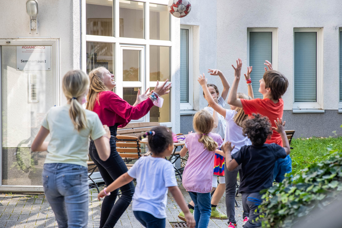 Ballspiel im Innenhof der AGIAMONDO-Geschäftsstelle
