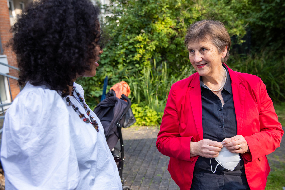AGIAMONDO-Geschäftsführerin Claudia Lücking-Michel (rechts)