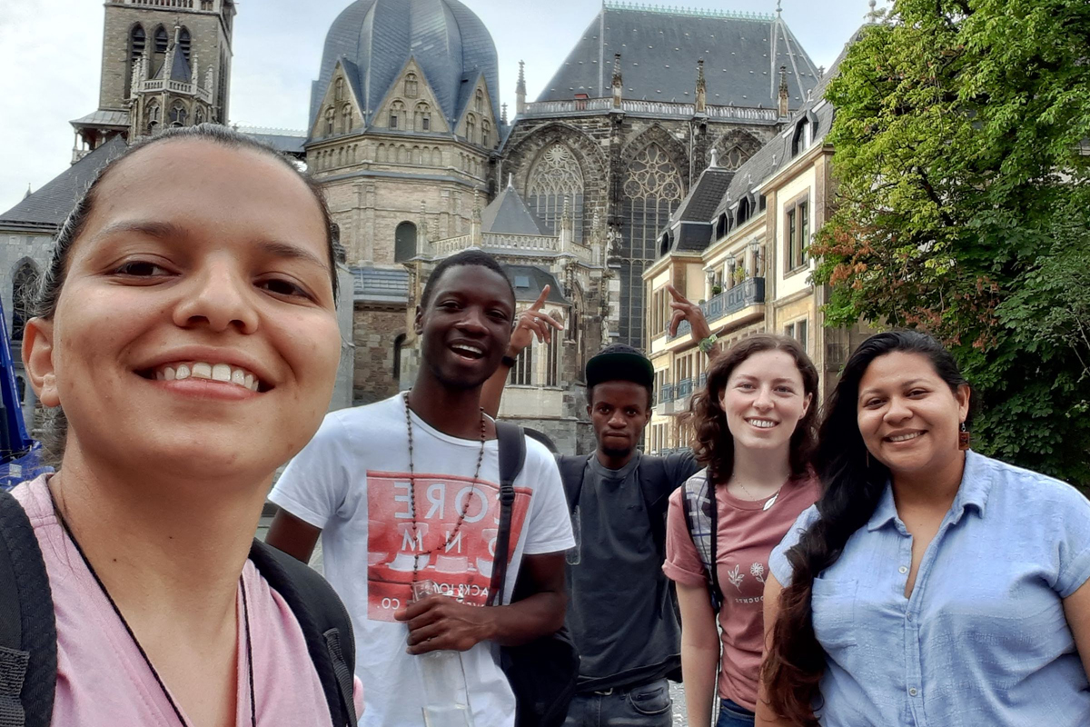 Vier Süd-Nord-Freiwillige, die in Köln ihren Freiwilligendienst gemacht haben: Madita Teusen (zweite von rechts) begleitete sie dabei als Mentorin.