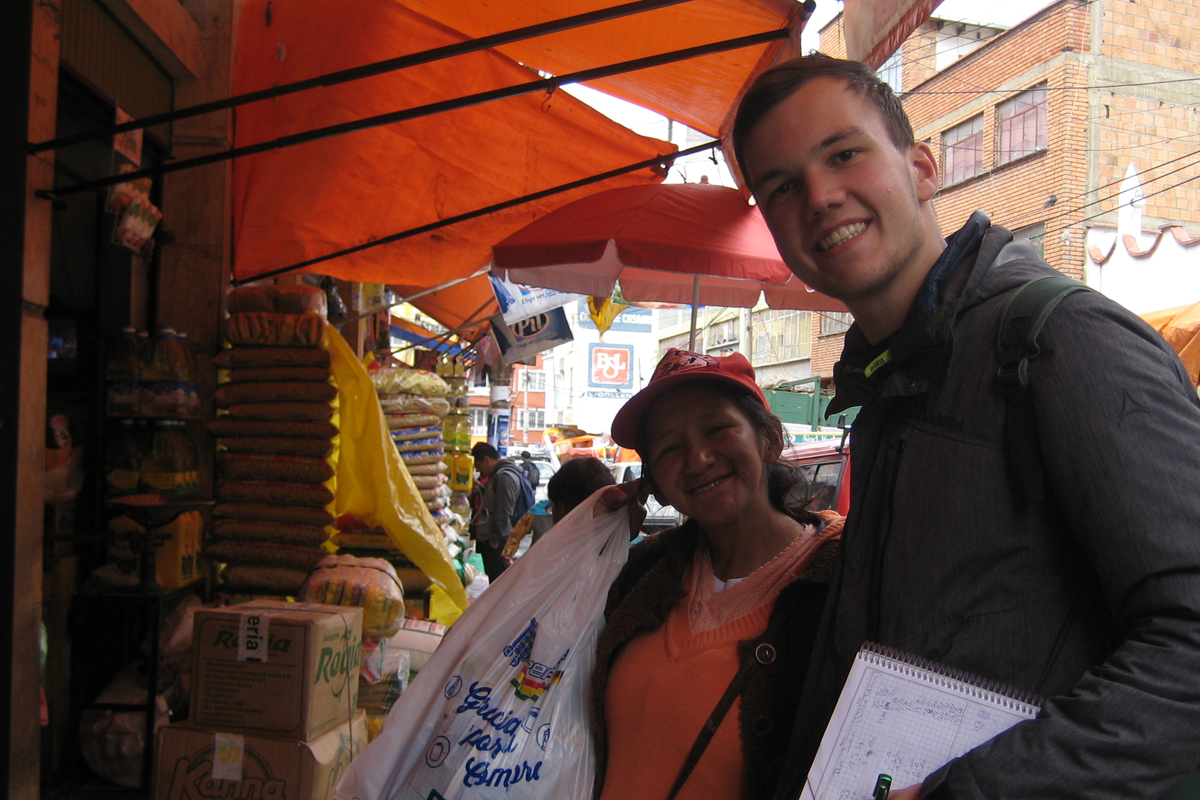 Freiwilliger mit einer Schuhputzerin