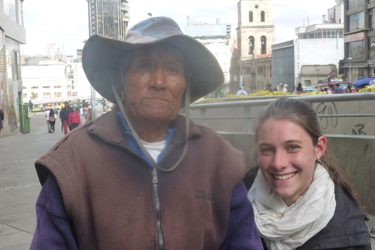 Freiwillige mit einem Schuhputzer