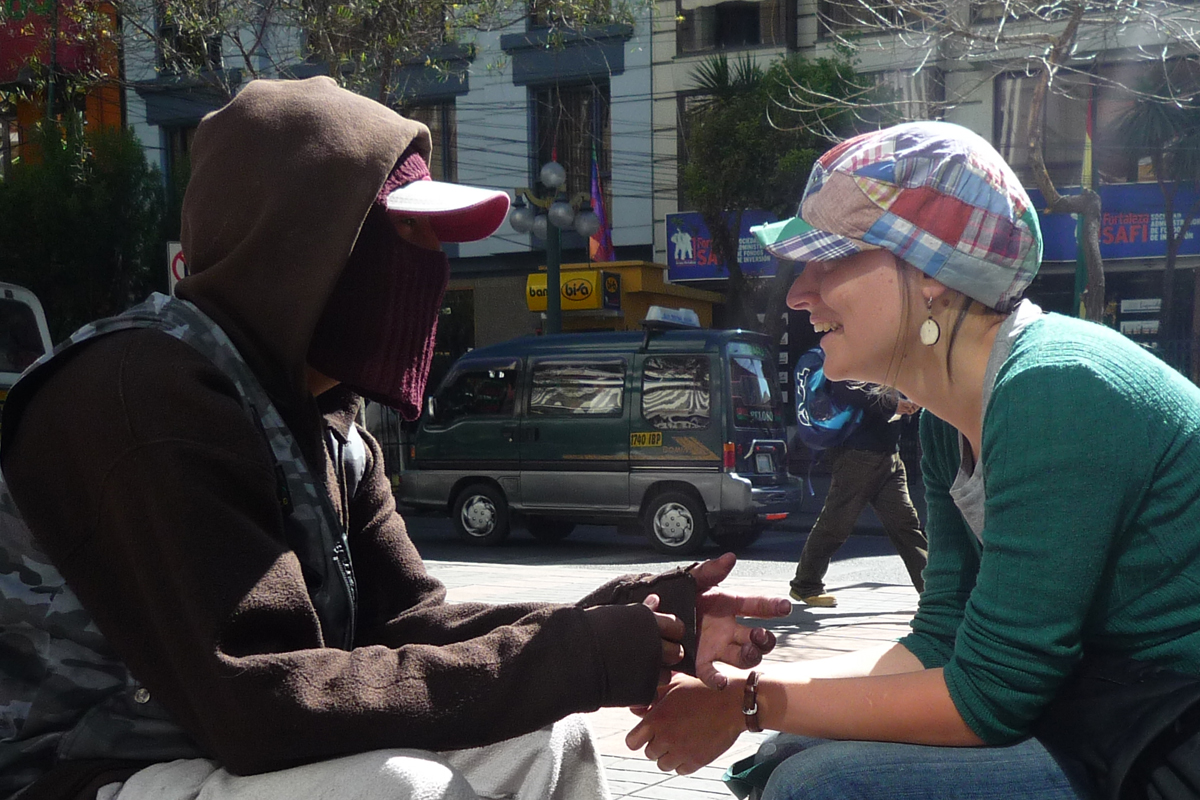 Freiwillige mit einem Mitglied einer Schuhputzerorganisation