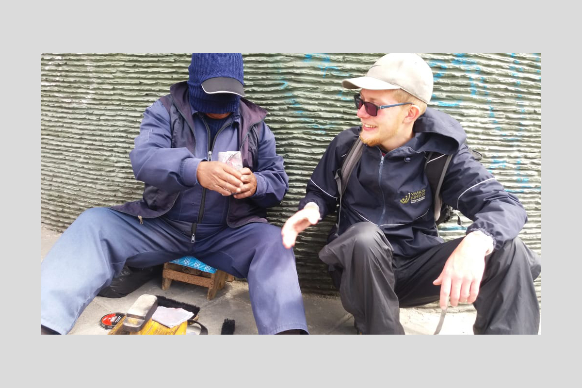 Freiwilliger mit einem Mitglied einer Schuhputzerorganisation