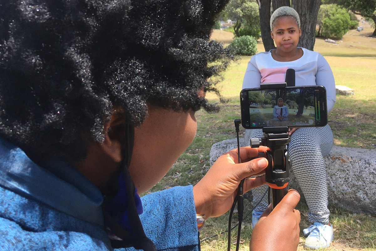 Amava Oluntu will den sozialen und interkulturellen Zusammenhalt von Jugendlichen z. B. durch Storytelling per Video stärken.