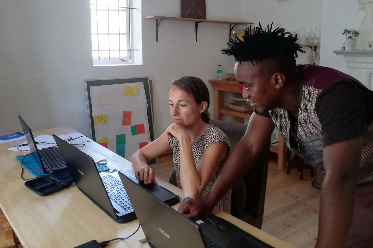 AGIAMONDO-Fachkraft Teresa Boulle und Trainee Abongile Centane entwickeln gemeinsam die Aktivitäten der Initiative weiter.