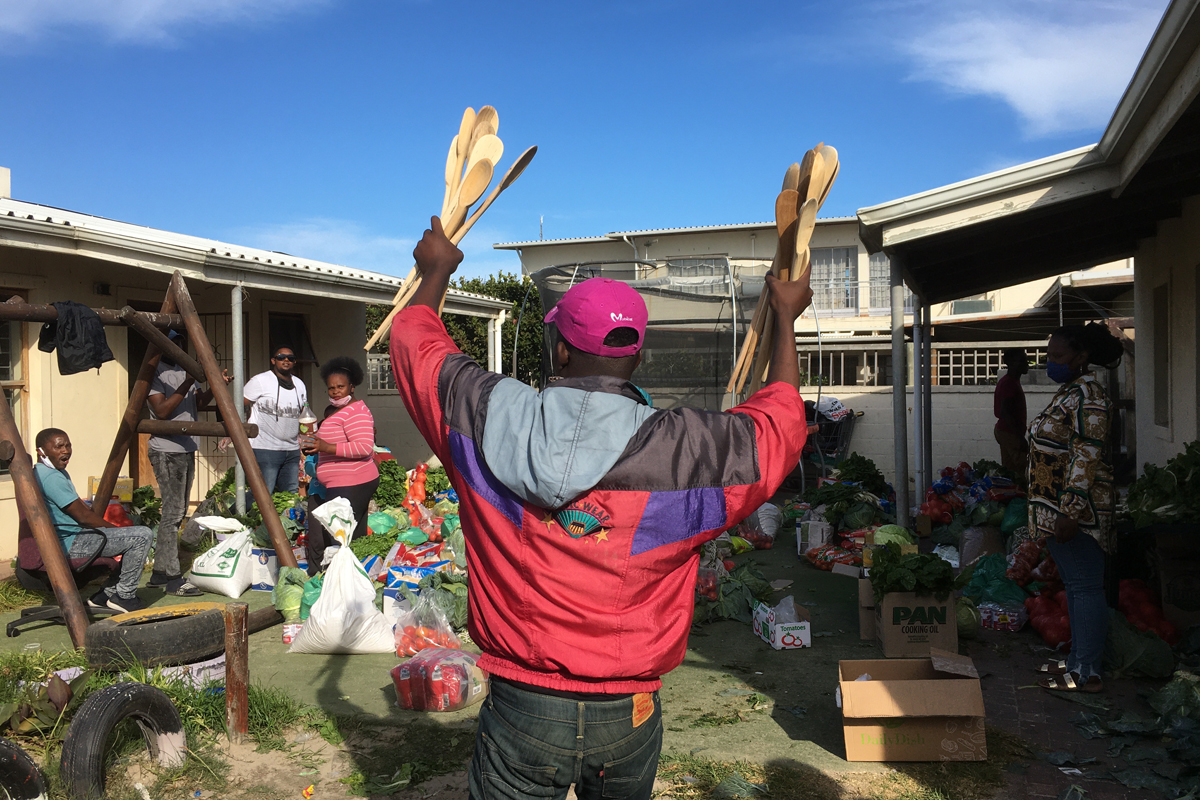 Sr. Celestine Amongin, Regionaloberin der Little Sisters of Sanct Francis in Ostuganda, Markus Leineweber, Hausoberer und Vorsitzender des Direktoriums des Krankenhauses der Barmherzigen Brüder in Trier, und Generaloberer Peter Berg, Regionalleiter für die Gesundheitseinrichtungen der Barmherzige Brüder Trier gGmbH, bei einem Fest in Ococia (von rechts).