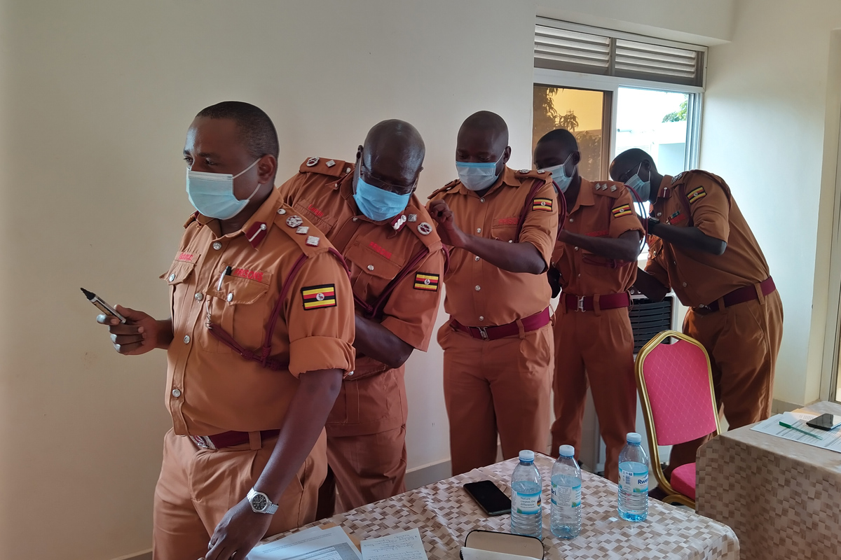 Gefängnisleiter bei einem Workshop von Advance Afrika zum Thema „Konstruktive Konfliktlösungen“