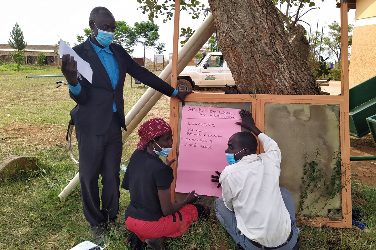 Freiwillige Sozialarbeiter*innen reflektieren die Probleme in ihren Gemeinden und überlegen Strategien, wie sie diese gemeinsam bearbeiten können. 