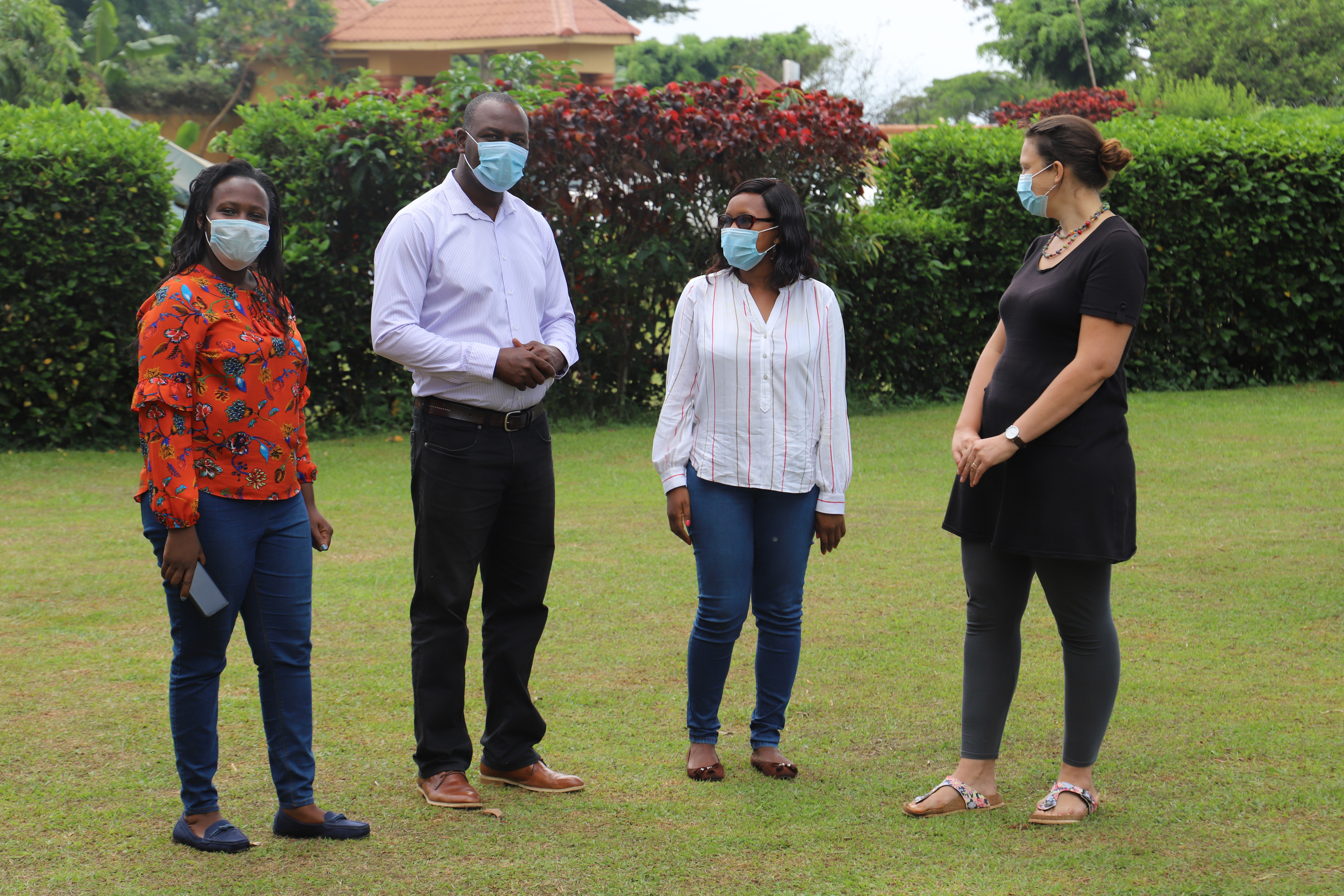AGIAMONDO-Fachkraft Irene Mukasa-Erben (rechts) im Gespräch mit den Führungskräften von Advance Afrika. 