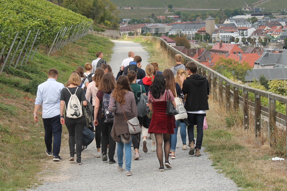 Gemeinsam aufbrechen: Rückkehrer*innen eines Freiwilligendienstes in Würzburg. Mit anderen über den Tellerrand schauen und Erfahrungen teilen erweitert den Horizont und prägt fürs Leben. 