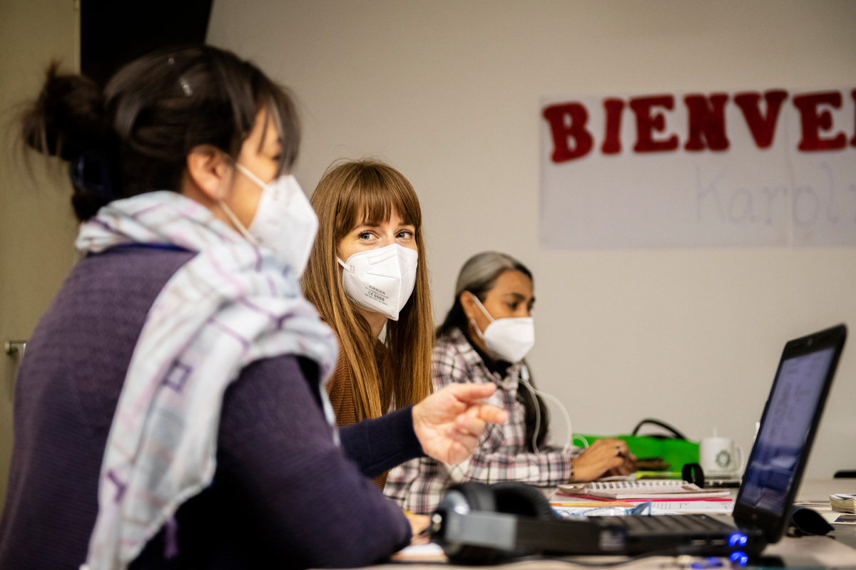 Ihre Kolleg*innen im Erinnerungszentrum hießen Karolin Kruse mit dem Schild „Bienvenida Karolin“ herzlich willkommen.