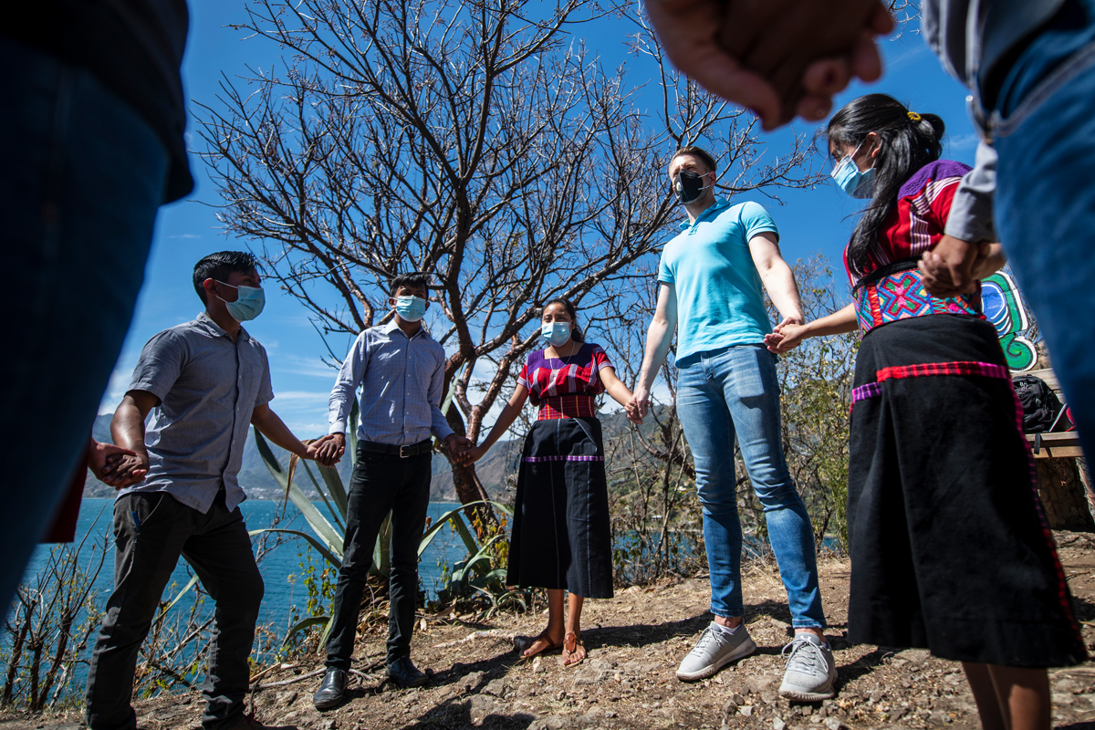ZFD-Fachkraft Sebastian May und seine Kolleg*innen von der Partnerorganisation Kaji B’atz’ ermöglichen Jugendlichen Austausch und Orientierung, trotz Einschränkungen durch die Corona-Pandemie.