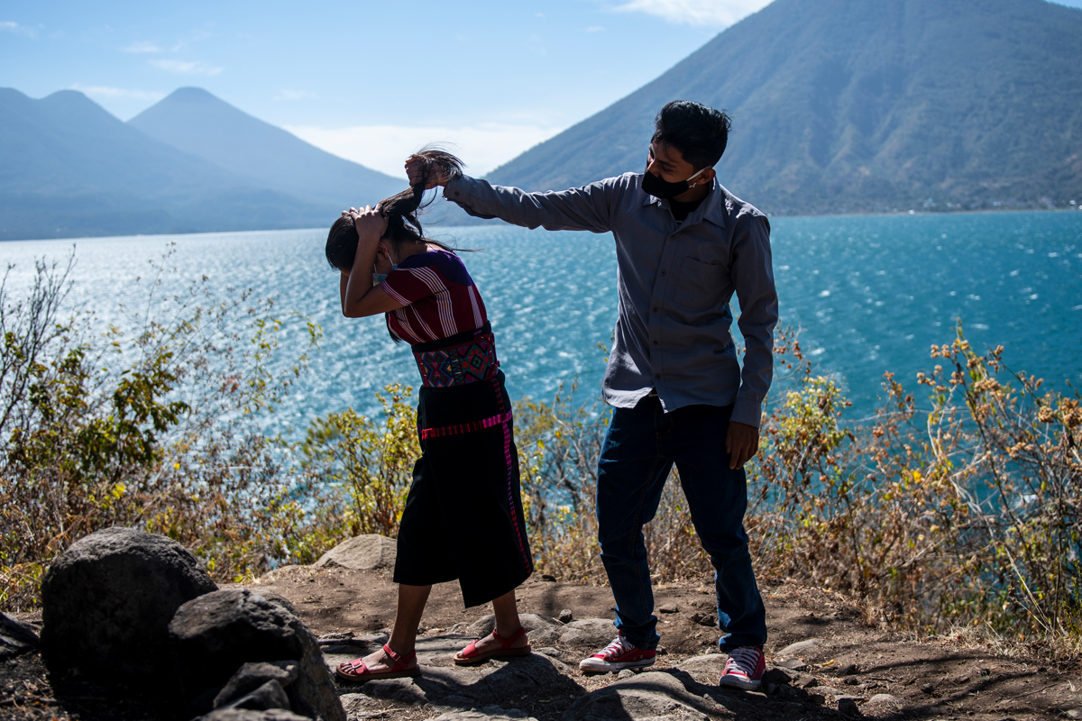 Junge Erwachsene stellen in einem Workshop von Kaji B’atz‘ eine Gewaltszene nach. Ziel ist es, bestehende Gewaltstrukturen zu hinterfragen.