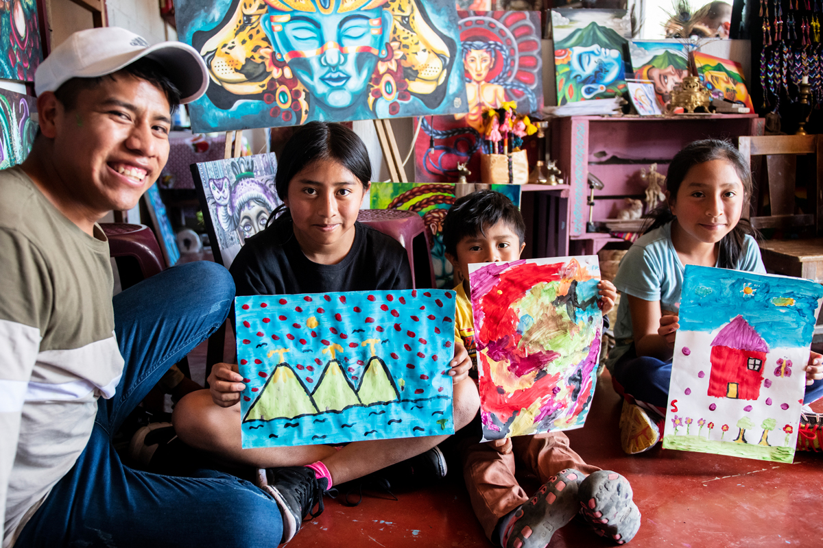 Der Künstler Israel Tio bietet, da es in den guatemaltekischen Schulen seines Heimatortes keinen Kunstunterricht gibt, selbst Malkurse für Kinder an.