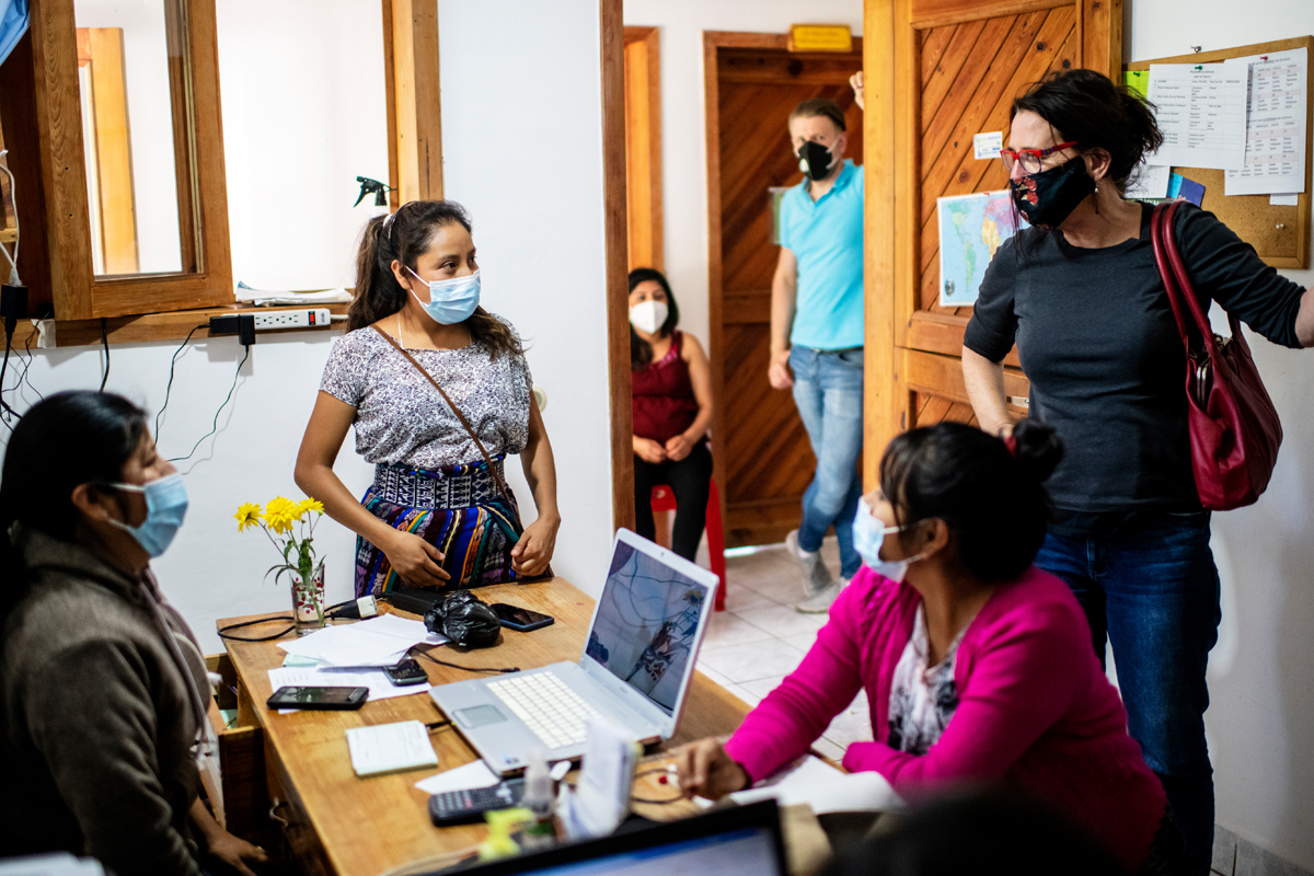 Martina Richard besucht regelmäßig die Projektgebiete, um die Herausforderungen durch die Corona-Krise besser einschätzen zu können.