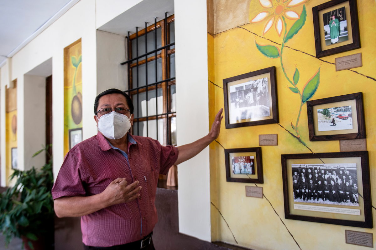 Vor dem Gebäude der ODHAG in Guatemala-Stadt erzählt Juan Antonio Puac Navichoc von Bischof Juan Gerardi, dem Begründer des Erinnerungszentrums.