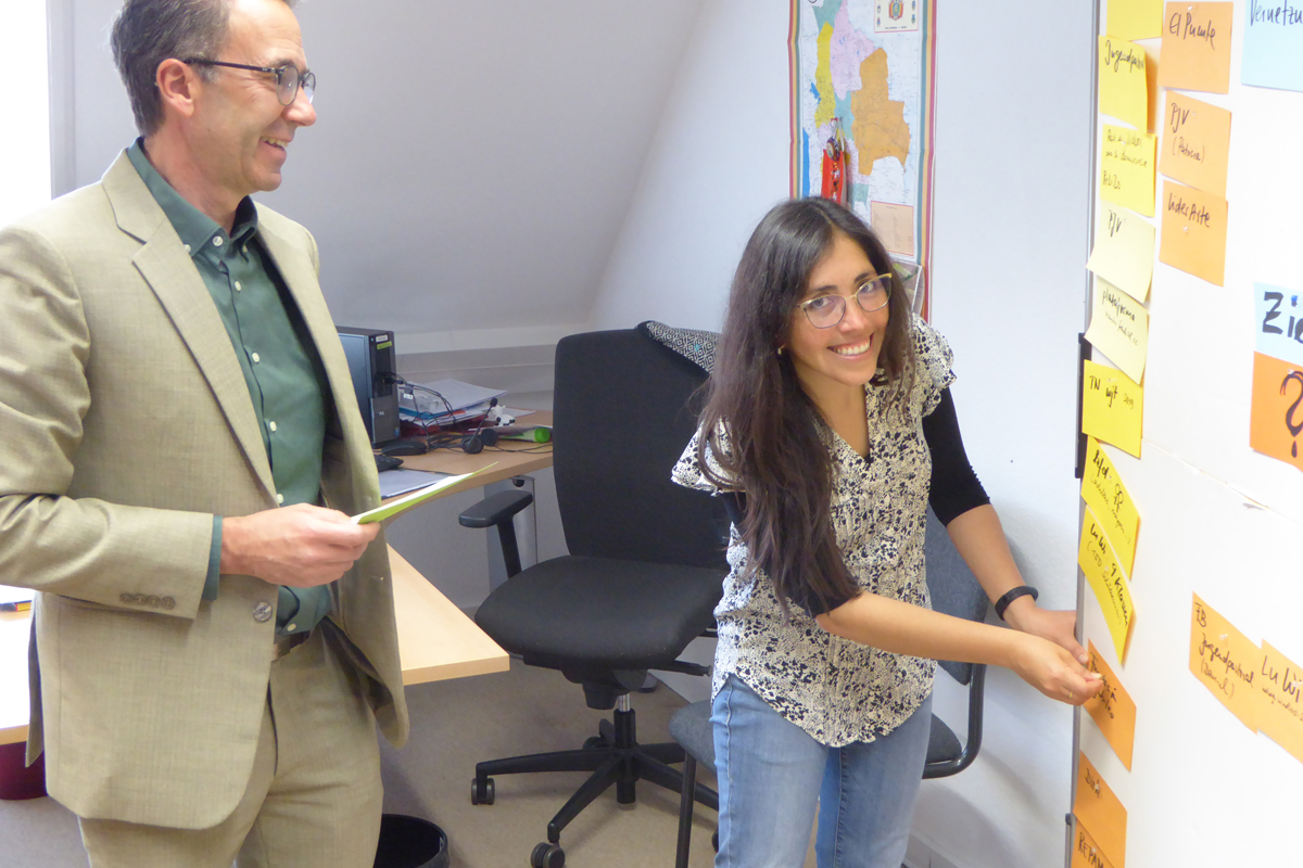 Noelia Crespo Calatayud  und Dr. Dietmar Müßig, Leiter der Diözesanstelle Weltkirche, arbeiten als Team gut zusammen.