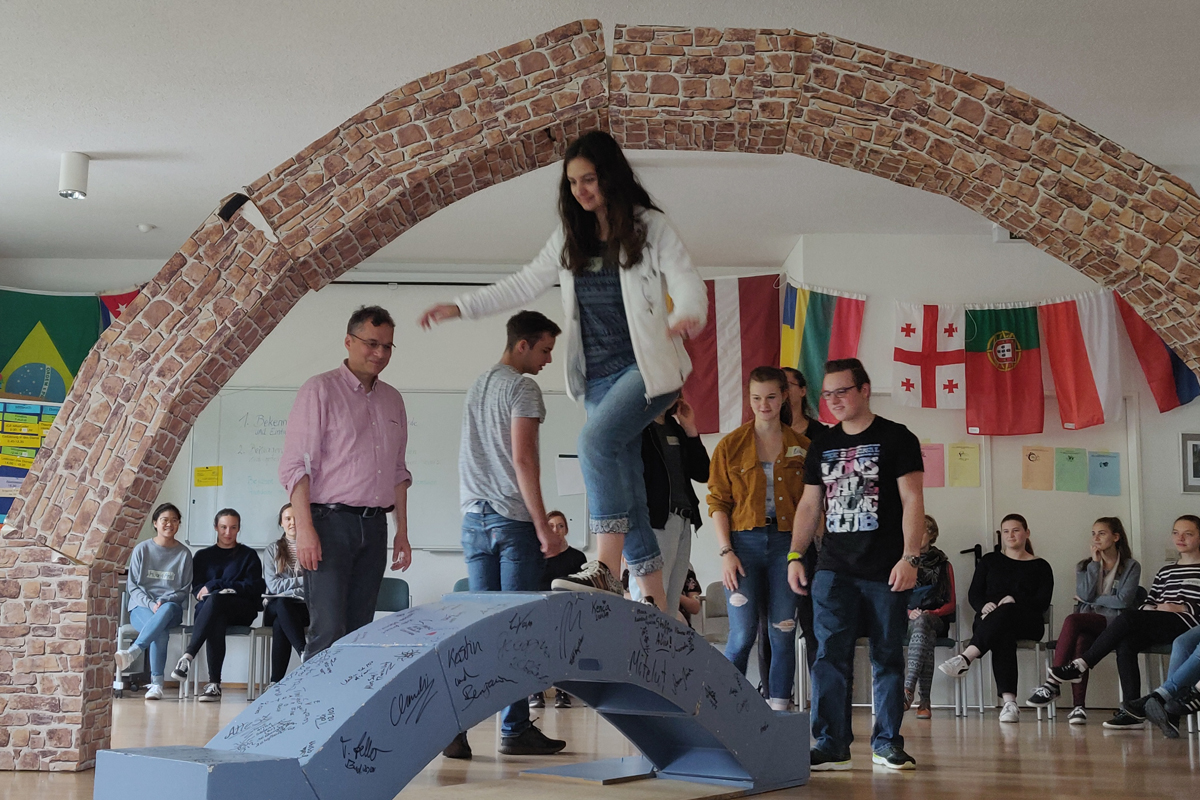 Bei dem Vorbereitungsseminar der ICE ging es um das Thema „Brücken der Menschlichkeit bauen“, bevor die jungen Freiwilligen an ihren Einsatzorten selbst zu Brückenbauer*innen werden.